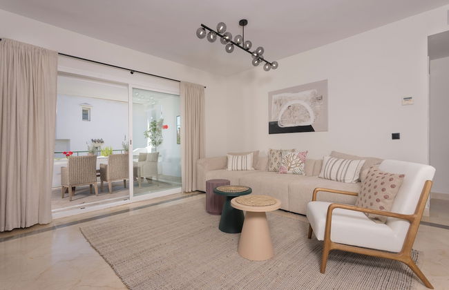 3 Bedroom, 3 Bathroom Beachside Apartment - Photo 1