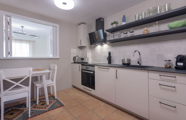 3 Bedroom, 3 Bathroom Beachside Apartment - Photo 6