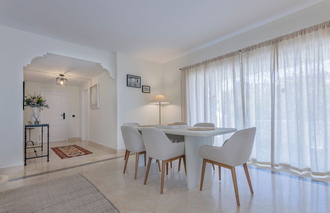 3 Bedroom, 3 Bathroom Beachside Apartment - Photo 18