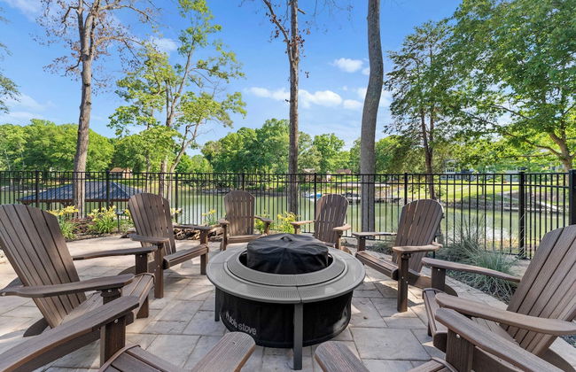 Black Bear Lodge by Avantstay Lakefront, Dock, Pool, Theater Sleeps 20+ - Photo 61