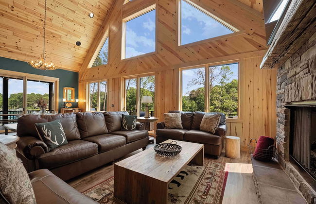 Black Bear Lodge by Avantstay Lakefront, Dock, Pool, Theater Sleeps 20+ - Photo 22