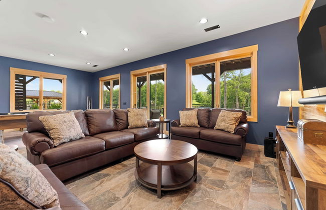 Black Bear Lodge by Avantstay Lakefront, Dock, Pool, Theater Sleeps 20+ - Photo 6