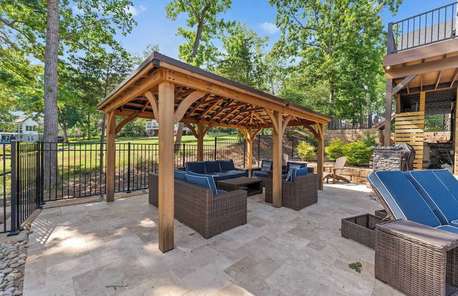 Black Bear Lodge by Avantstay Lakefront, Dock, Pool, Theater Sleeps 20+ - Photo 60