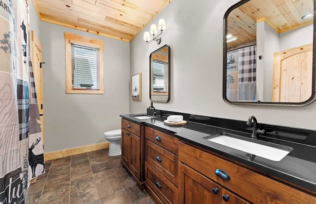Black Bear Lodge by Avantstay Lakefront, Dock, Pool, Theater Sleeps 20+ - Photo 49