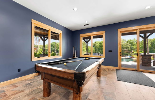 Black Bear Lodge by Avantstay Lakefront, Dock, Pool, Theater Sleeps 20+ - Photo 35