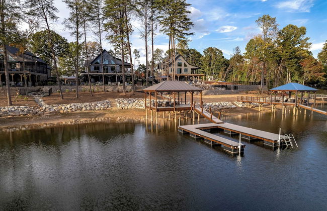 Black Bear & Blue Heron by Avantstay 2 Lakefront Homes, Sleeps 43 Pool, Dock, Theater - Photo 76