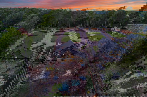 Foto 1 - Black Bear & Blue Heron by Avantstay 2 Lakefront Homes, Sleeps 43 Pool, Dock, Theater