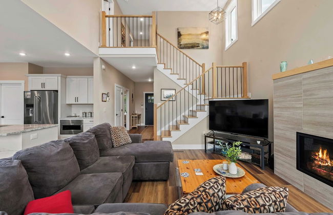 Lakeside Serenity by Avantstay Lakefront, Newly Built, Deck w/ Views! - Photo 37