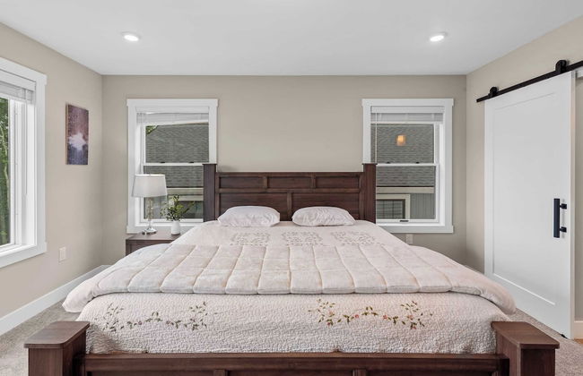 Lakeside Serenity by Avantstay Lakefront, Newly Built, Deck w/ Views! - Photo 34