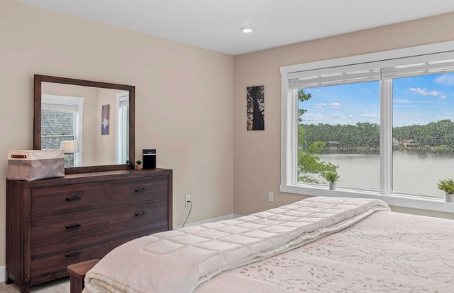 Lakeside Serenity by Avantstay Lakefront, Newly Built, Deck w/ Views! - Photo 23