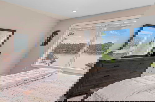 Foto 23 - Lakeside Serenity by Avantstay Lakefront, Newly Built, Deck w/ Views!