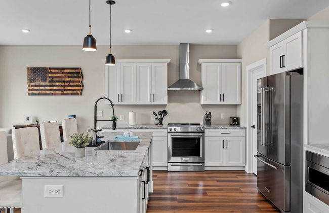 Lakeside Serenity by Avantstay Lakefront, Newly Built, Deck w/ Views! - Photo 24