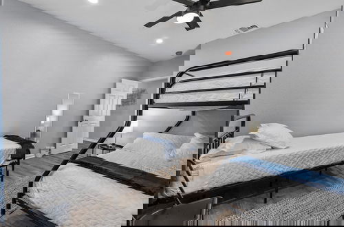 Foto 7 - Retreat to a Brand-new Downtown Home 4br/3ba!