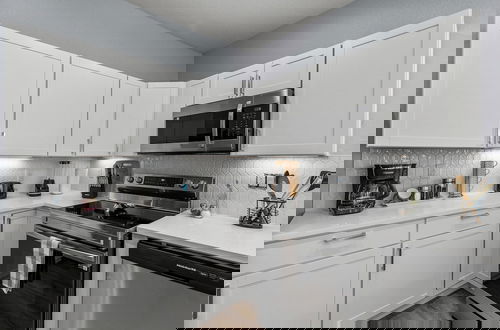 Foto 12 - Retreat to a Brand-new Downtown Home 4br/3ba!