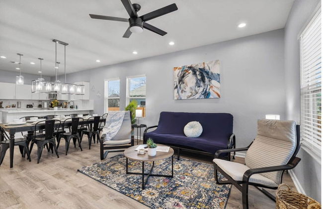 Retreat to a Brand-new Downtown Home 4br/3ba! - Foto 13