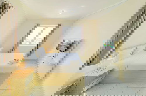 Foto 4 - Restful And Cozy Studio Grand Palace Kemayoran Apartment