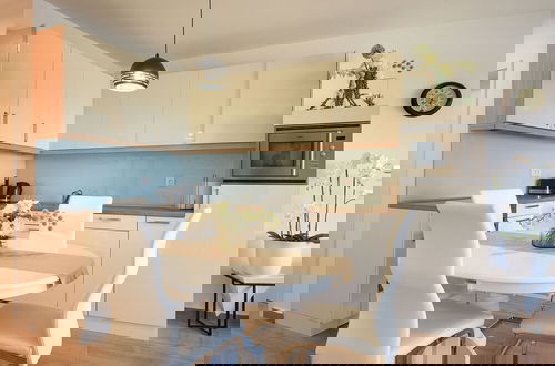 Foto 5 - Modern Apartment With Private Balcony and sea View