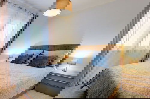 Foto 2 - Modern Apartment With Private Balcony and sea View