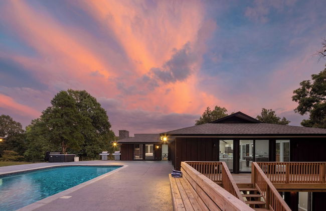 Amber Refresh by Avantstay Pool and Hot Tub - Photo 35