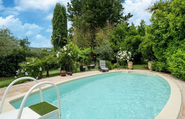 Majestic Holiday Home in Laroque With hot tub - Foto 1
