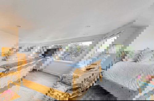 Photo 15 - Sanctuary by the Sea by Avantstay Waterfront + Views