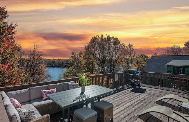Emerald Bluff by Avantstay Lake Views, Deck, Fire Pit, Game Room - Photo 1
