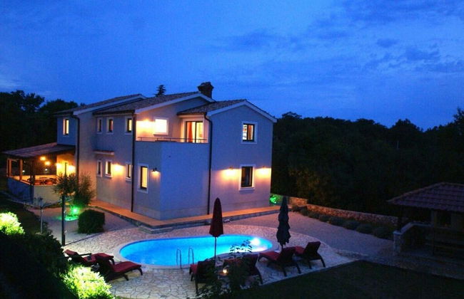 Villa Tara With a Beautiful Heated Pool - Photo 11