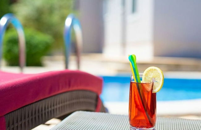Villa Tara With a Beautiful Heated Pool - Photo 25