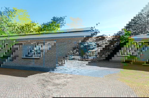 Foto 1 - Vibrant Holiday Home With Garden