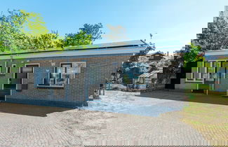 Foto 1 - Vibrant Holiday Home With Garden