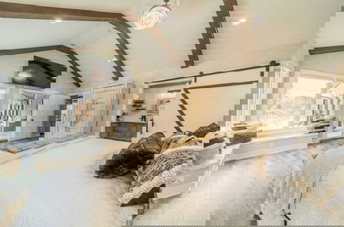 Foto 3 - Take it to the Bank! by Avantstay New Pool + Hot Tub Sleeps 16
