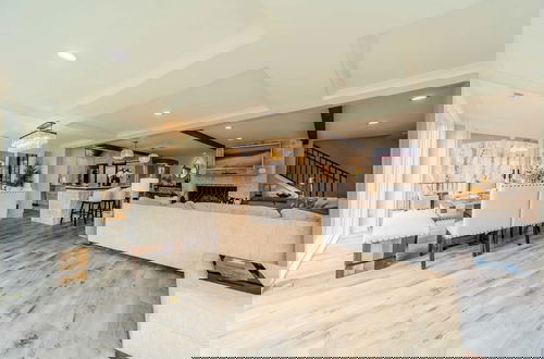 Foto 8 - Take it to the Bank! by Avantstay New Pool + Hot Tub Sleeps 16