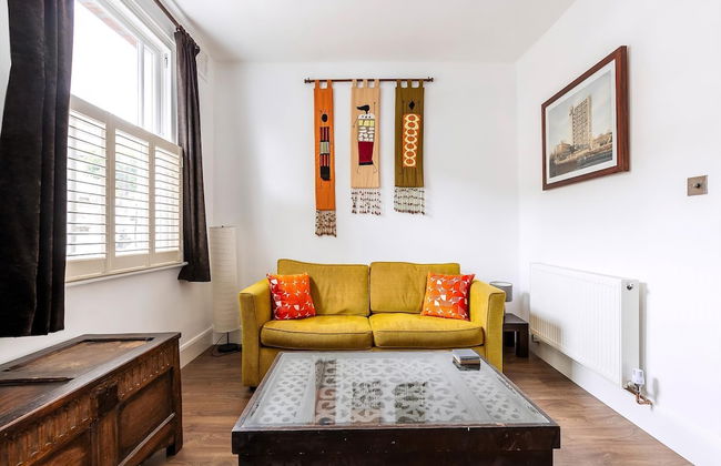KBT - Charming Golborne Escape - Photo 1