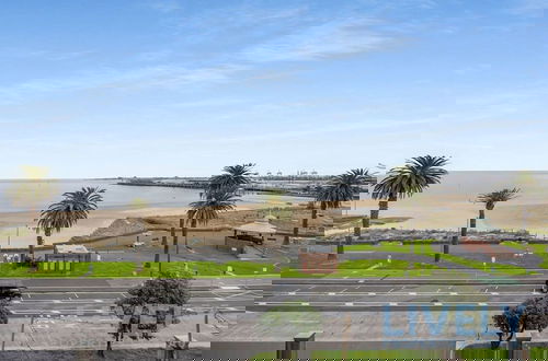 Foto 19 - Beach Street Luxury 3 Bed With Beach Bay Views