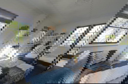 Foto 66 - Beautifully Situated Luxury Villa on the Water
