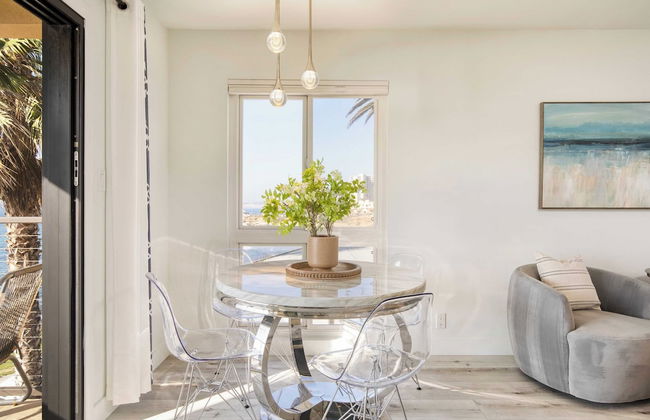 Oceanfront in La Jolla, Steps to Beach, Shops, Dining Dawn Patrol by Avantstay - Photo 6