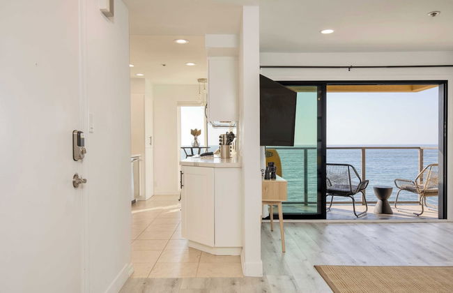Oceanfront in La Jolla, Steps to Beach, Shops, Dining Dawn Patrol by Avantstay - Photo 11