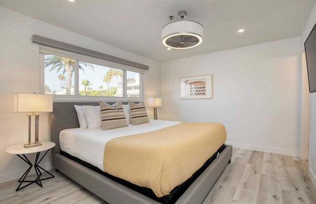 Oceanfront in La Jolla, Steps to Beach, Shops, Dining Dawn Patrol by Avantstay - Photo 13