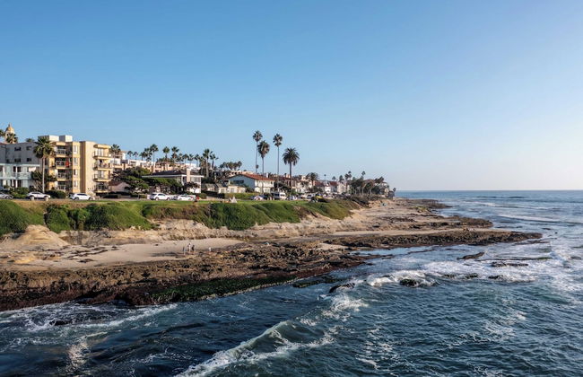 Oceanfront in La Jolla, Steps to Beach, Shops, Dining Dawn Patrol by Avantstay - Photo 2