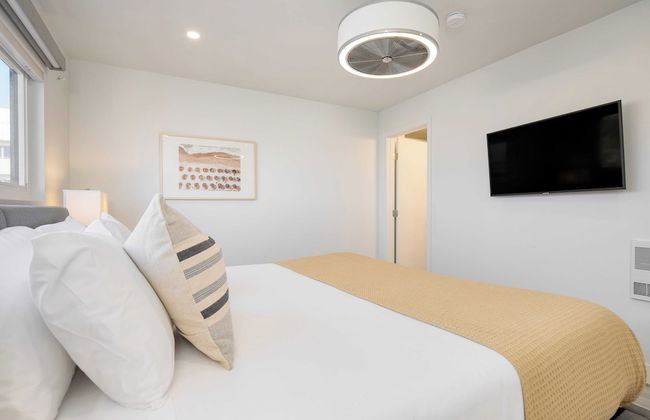 Oceanfront in La Jolla, Steps to Beach, Shops, Dining Dawn Patrol by Avantstay - Photo 15