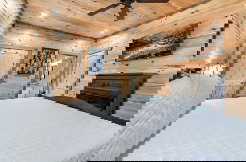 Foto 44 - Smoky Horizon by Avantstay Views + Game Room, Hot Tub & Movie Theater!