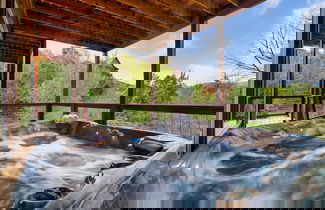 Foto 2 - Smoky Horizon by Avantstay Views + Game Room, Hot Tub & Movie Theater!