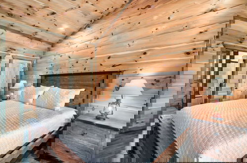 Foto 52 - Smoky Horizon by Avantstay Views + Game Room, Hot Tub & Movie Theater!