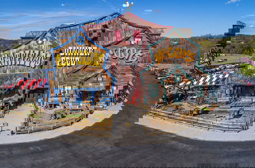 Foto 22 - Smoky Horizon by Avantstay Views + Game Room, Hot Tub & Movie Theater!