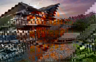 Foto 1 - Smoky Horizon by Avantstay Views + Game Room, Hot Tub & Movie Theater!