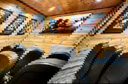 Foto 64 - Smoky Horizon by Avantstay Views + Game Room, Hot Tub & Movie Theater!