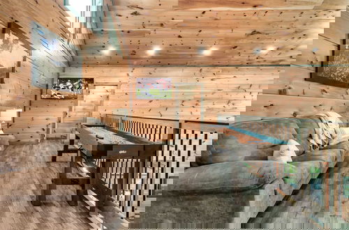 Foto 3 - Smoky Horizon by Avantstay Views + Game Room, Hot Tub & Movie Theater!