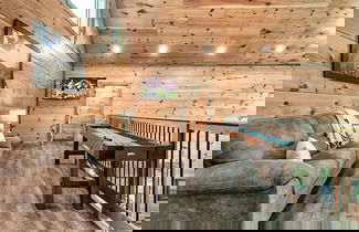 Foto 3 - Smoky Horizon by Avantstay Views + Game Room, Hot Tub & Movie Theater!