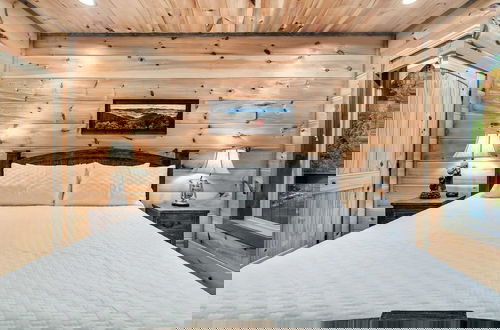 Foto 40 - Smoky Horizon by Avantstay Views + Game Room, Hot Tub & Movie Theater!