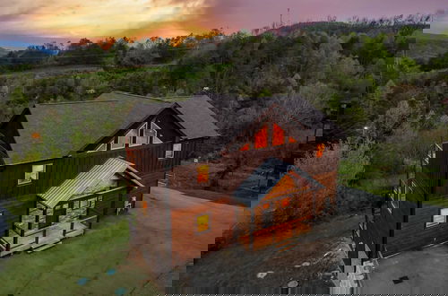 Foto 35 - Smoky Horizon by Avantstay Views + Game Room, Hot Tub & Movie Theater!